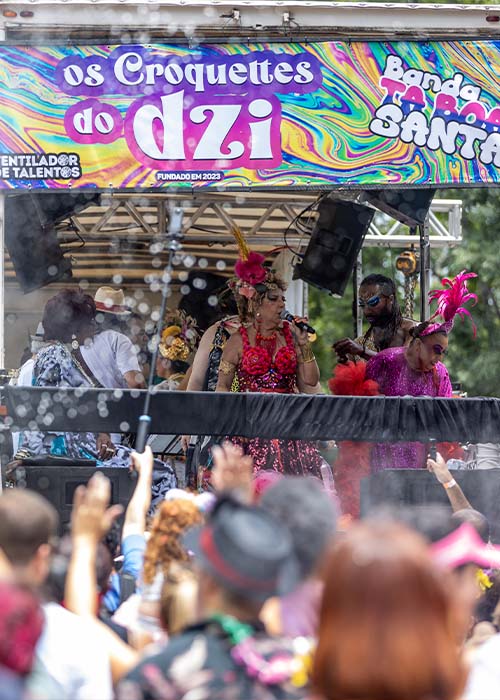 OS CROQUETTES DO DZI o bloco de carnaval criado para comemorar os 50 anos do lendário grupo Dzi Croquettes com muita alegria, música e animação.